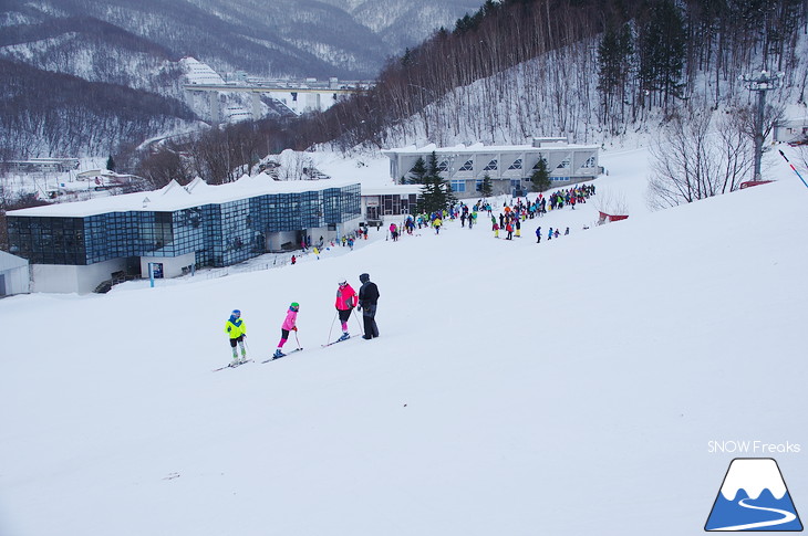 朝里川温泉スキー場 強風にも負けずリフト運行！絶景と急斜面が魅力の穴場ゲレンデ♪